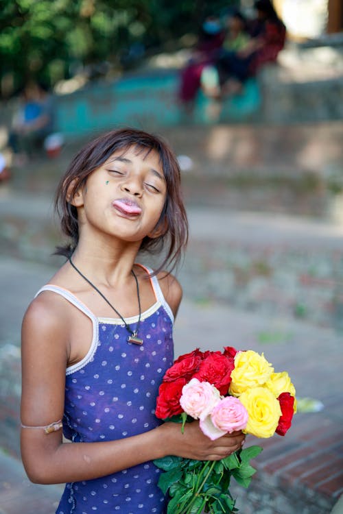 Kostnadsfria Kostnadsfri bild av barn, blommor, brunt hår Stock foto