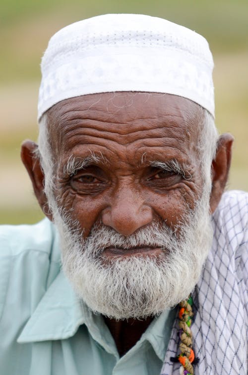 Kostnadsfri bild av äldre, grått hår, keps