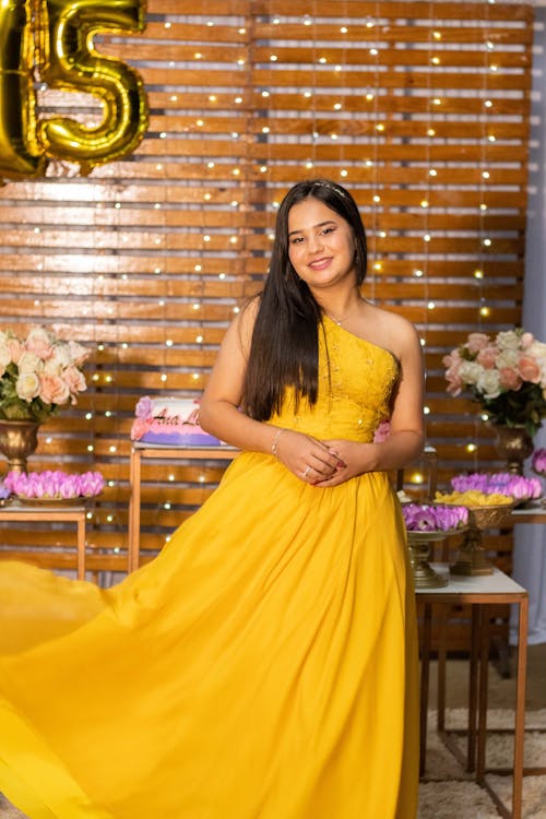 Gratis lagerfoto af elegance, fejring, gul kjole
