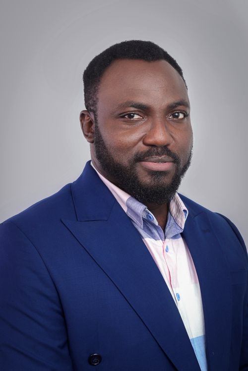Free Confident African American man in a blue suit posing against a neutral background. Stock Photo