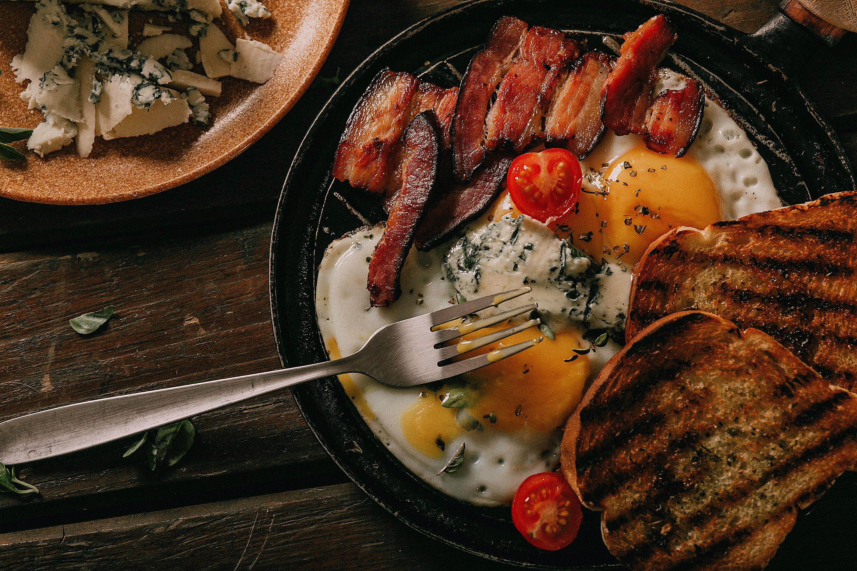 Dieta de café da manhã com queijos e ovos · Free Stock Photo