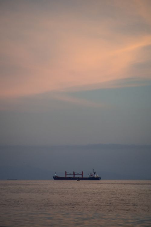 Free Serene view of a ship silhouetted against the İstanbul sunset horizon. Stock Photo