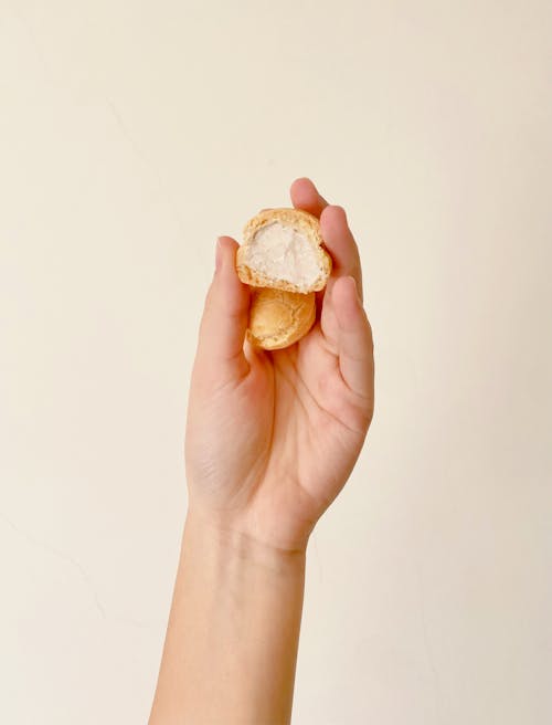 Gratis lagerfoto af brød, fløde, gul baggrund