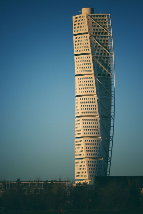 Free Vertical view of Turning Torso skyscraper in Malmö under blue skies. Stock Photo