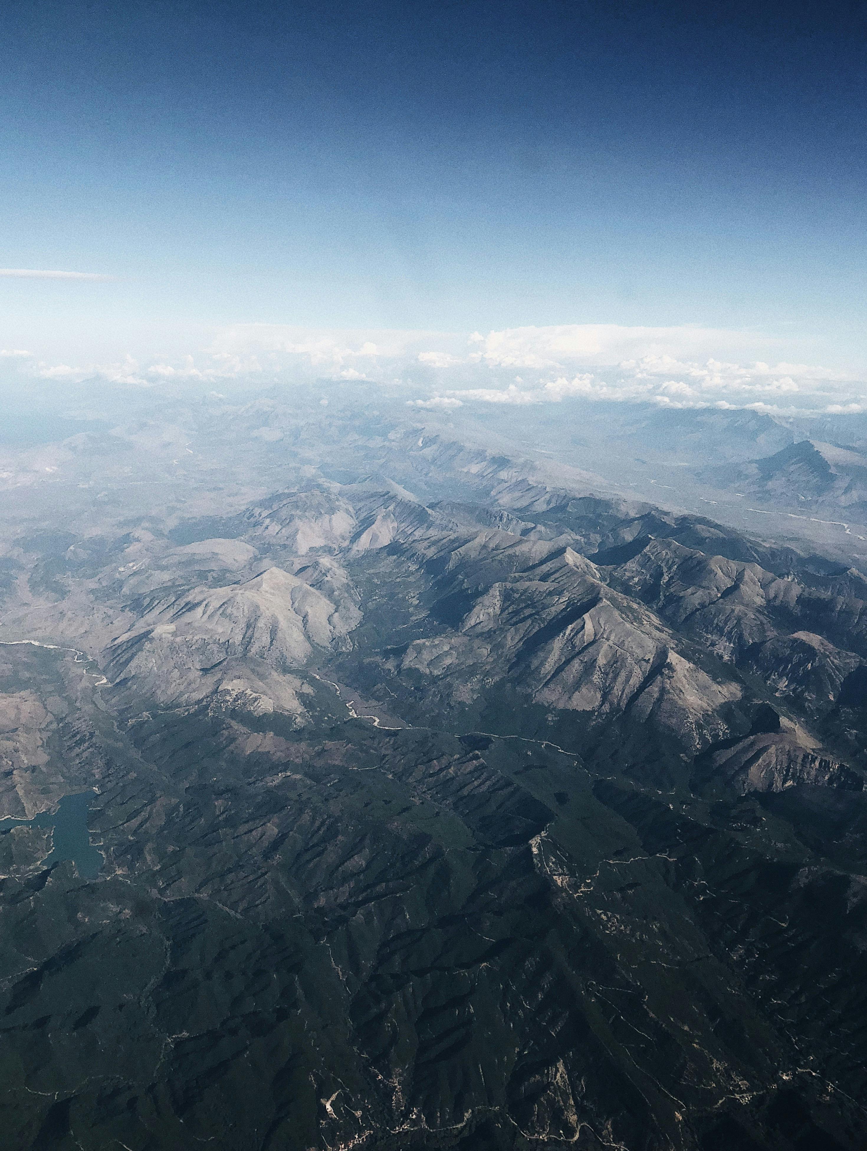 从空中俯瞰希腊埃夫里塔尼亚山脉的景色令人惊叹，非常适合旅行和冒险主题