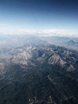 从空中俯瞰希腊埃夫里塔尼亚山脉的景色令人惊叹，非常适合旅行和冒险主题