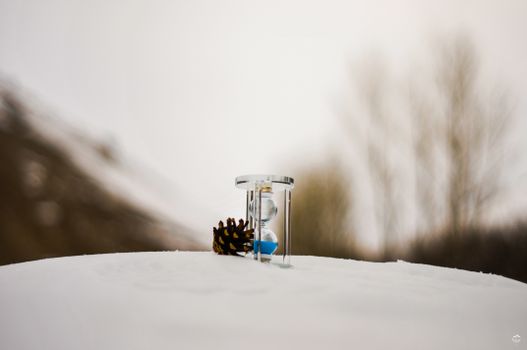 Sandglass in the Snow