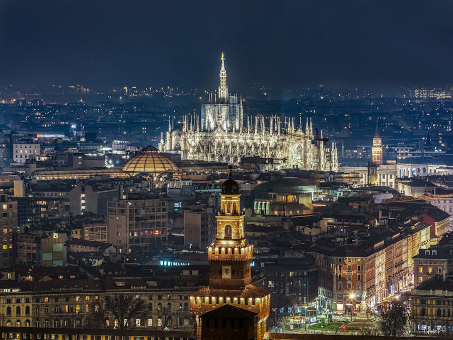 Vue de Milan et du Duomo illuminé la nuit