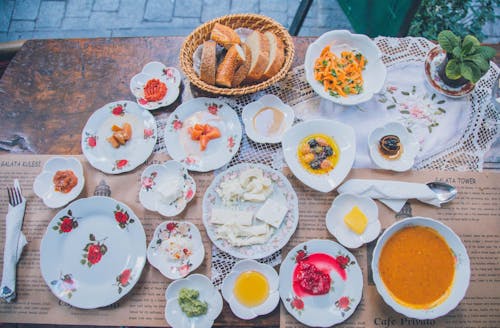 Kostnadsfri bild av bord, bröd, frukost