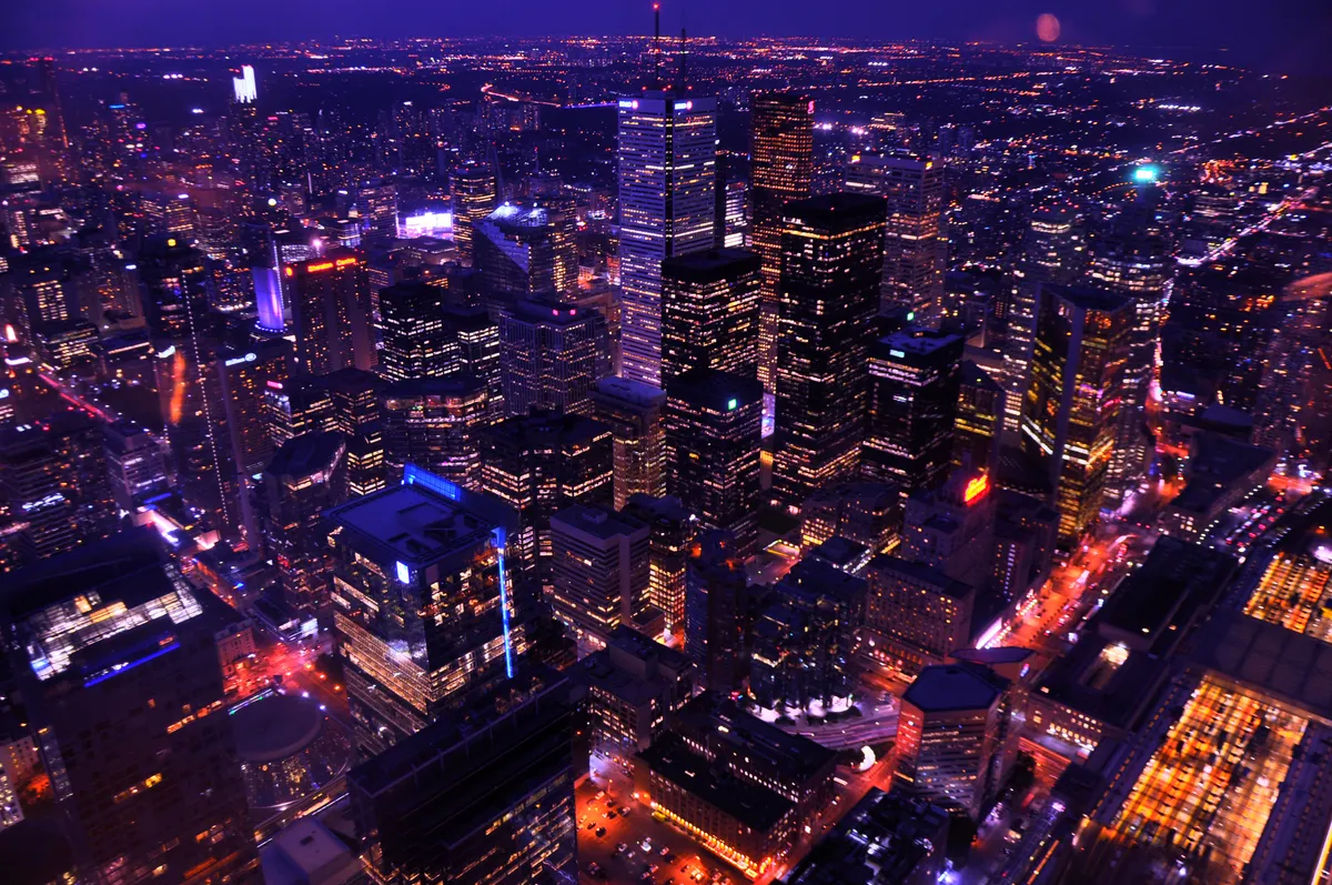 Ciudad iluminada de noche representando el consumo energético