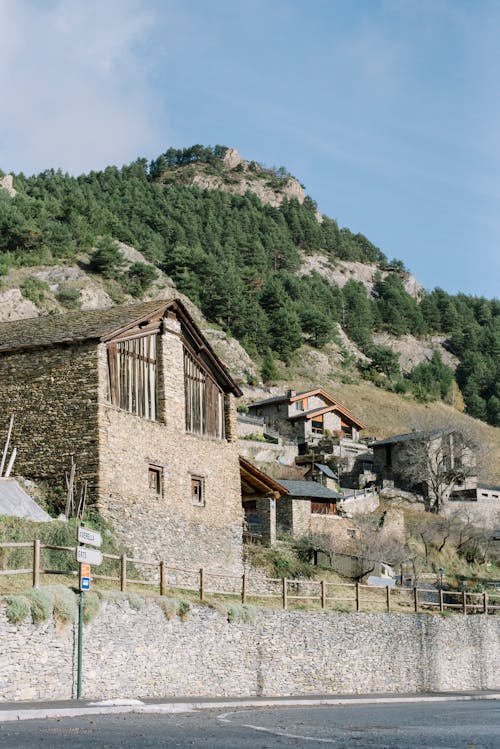 Бесплатное стоковое фото с вертикальный выстрел, горы, дома
