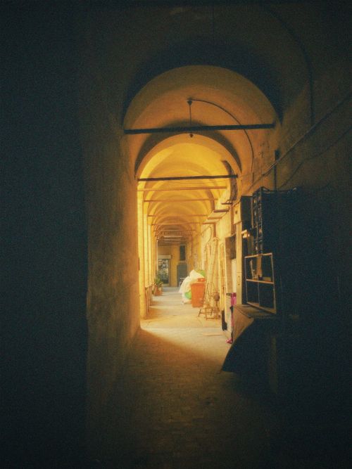 Free A sunlit corridor with enchanting arches, casting a warm glow in an indoor setting. Stock Photo