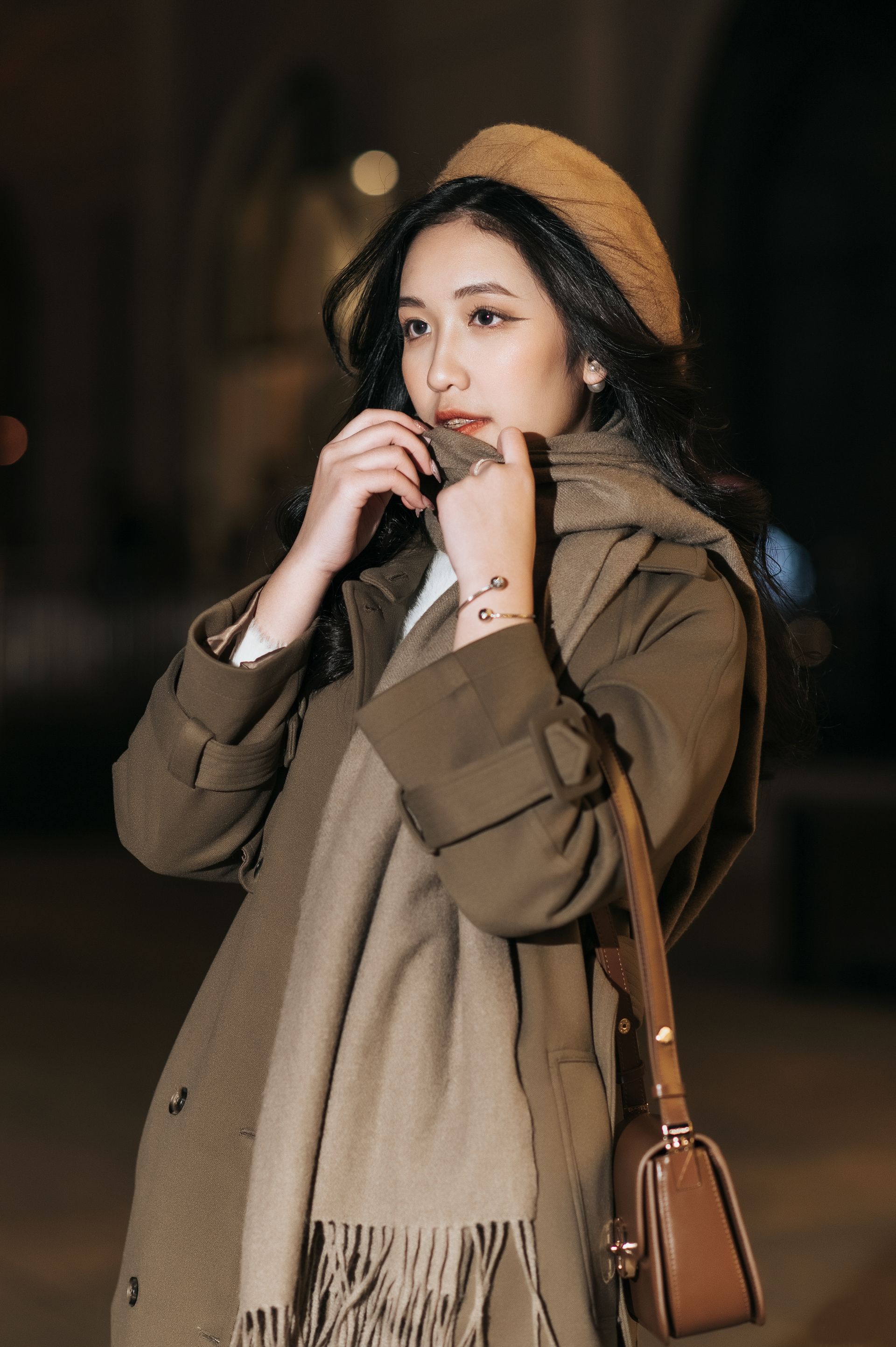 ベレー帽とマフラーで秋冬コーデを楽しむ女性