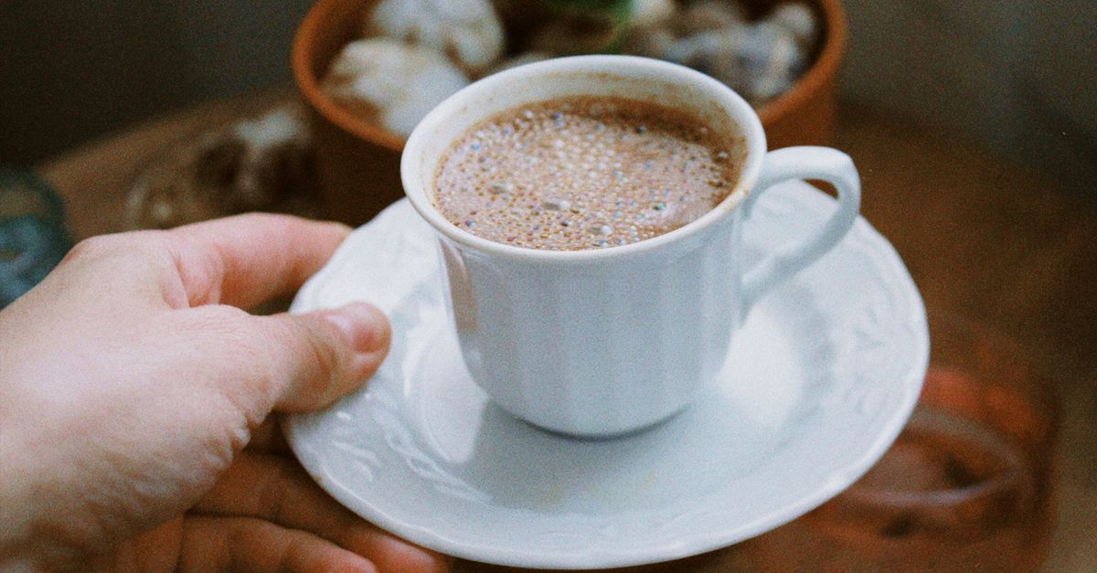 Γιατί τρέμουν τα χέρια μου αφού κρατήσω μια βαριά κούπα;