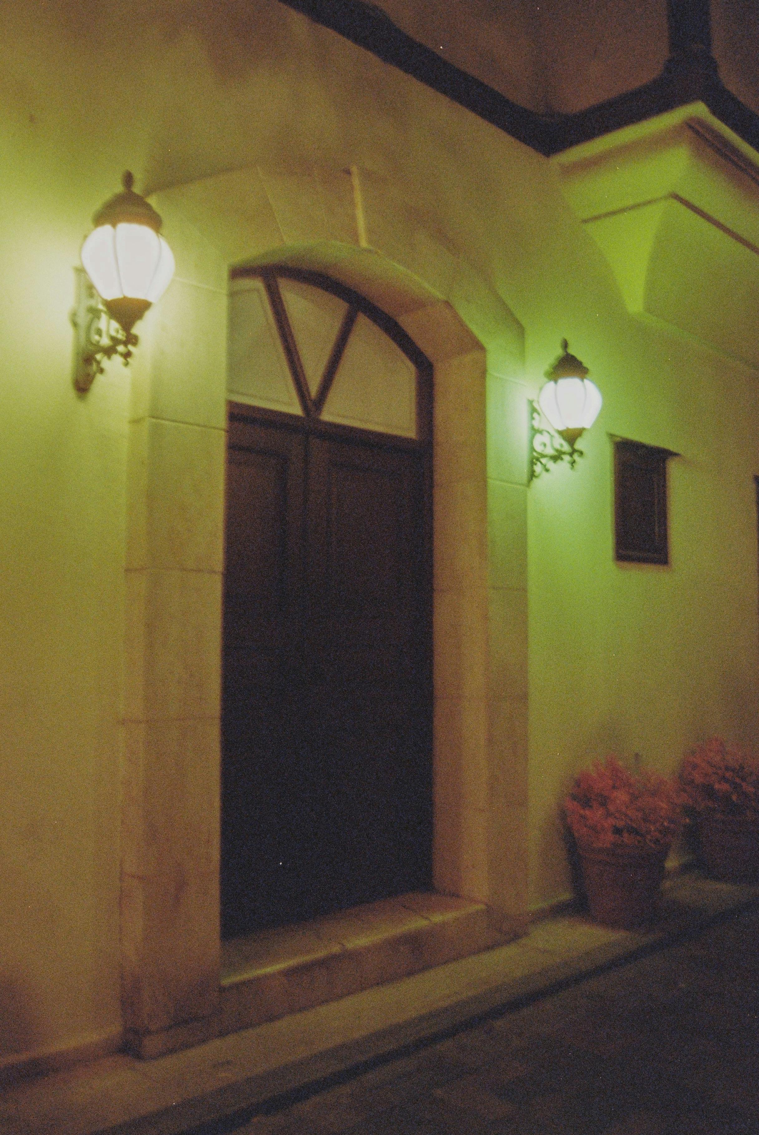 Gratuit Intrare Iluminată în Clădire  Fotografie de stoc