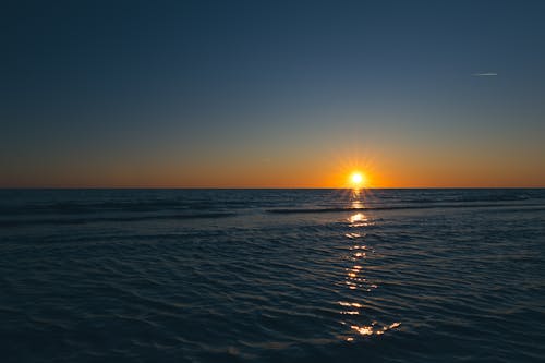 Une Atmosphère Magique De Coucher De Soleil, Quelque Part Au Bord De La Mer Au Monténégro