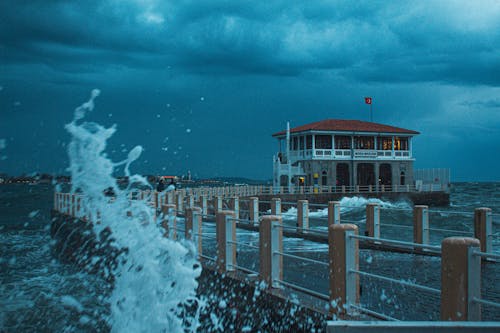 夕暮れ, 嵐, 建物の外観の無料の写真素材