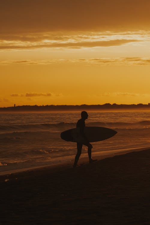 Surfista E Ora D'oro In Spiaggia