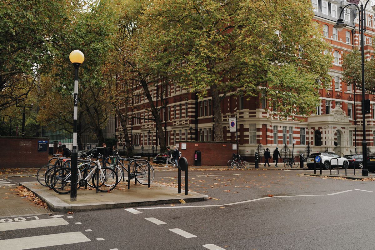 student moves in Billingsgate — Loaded properly: blankets, straps and a plan in Billingsgate
