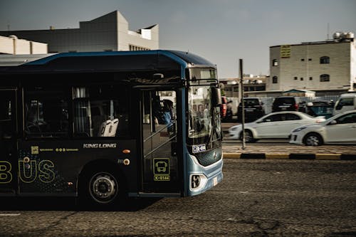 Gratis arkivbilde med bevegelse, biler, buss