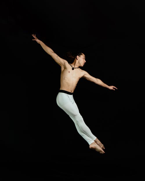 Darmowe zdjęcie z galerii z balet, czarne tło, mężczyzna