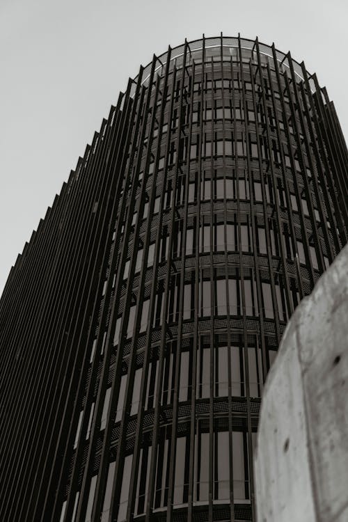 Darmowe zdjęcie z galerii z budynek biurowy, czarno-biały, dzielnice śródmieścia