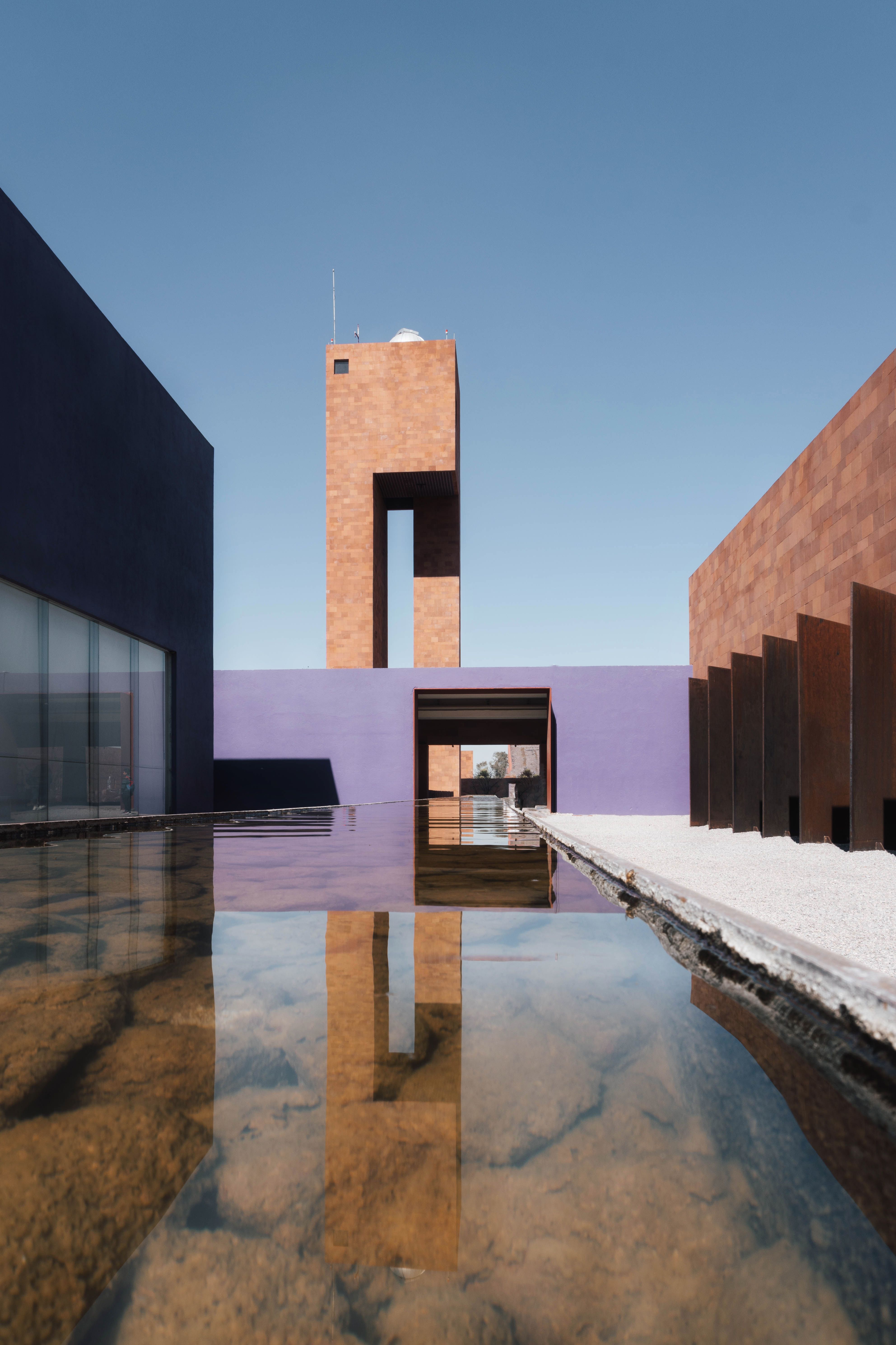 Fotomural Arquitectura moderna y elegante reflejada en aguas tranquilas en un museo de renombre.