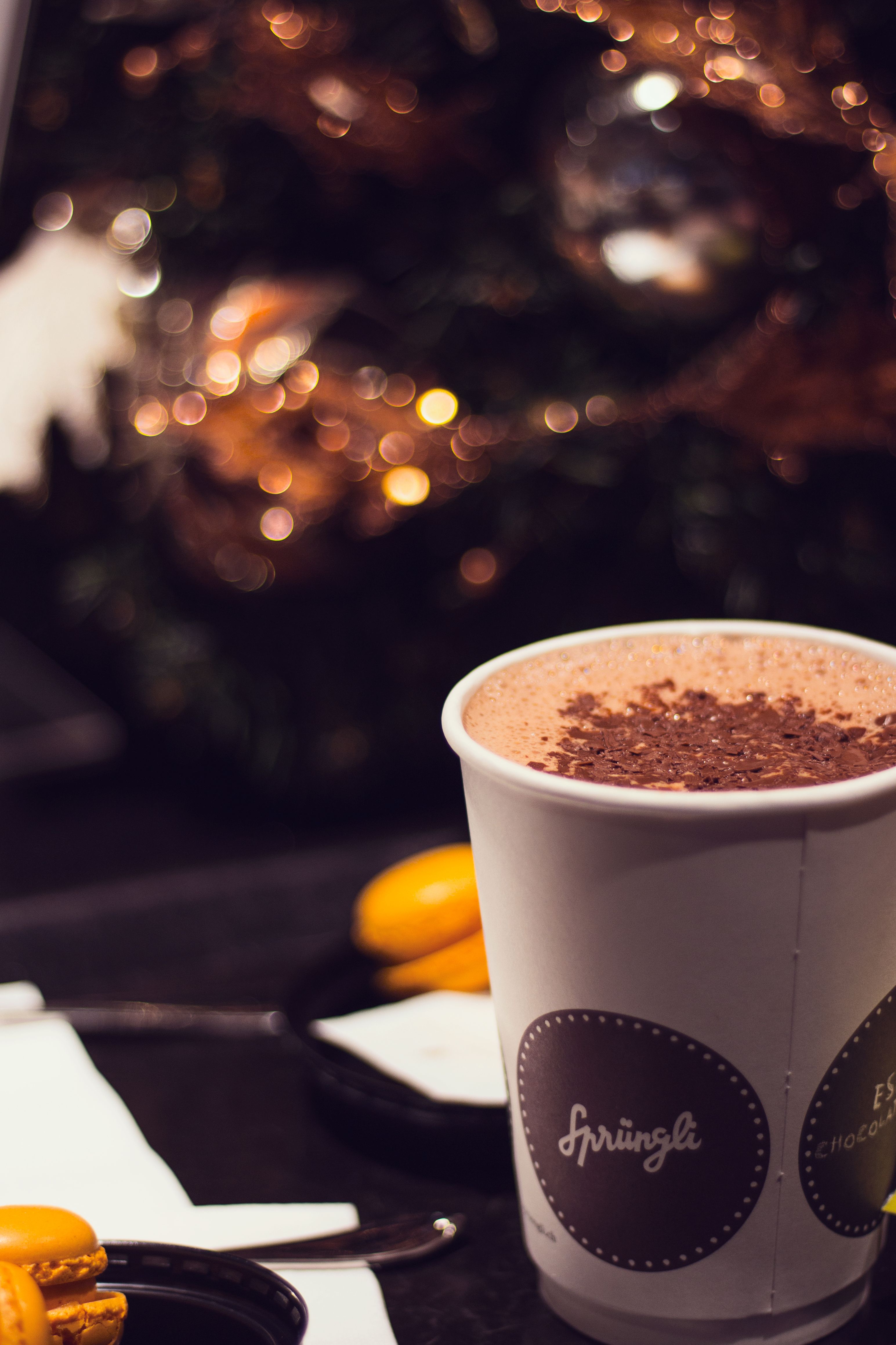 Fotomural Delicioso chocolate caliente en un ambiente acogedor de vacaciones, perfecto para el ambiente invernal.