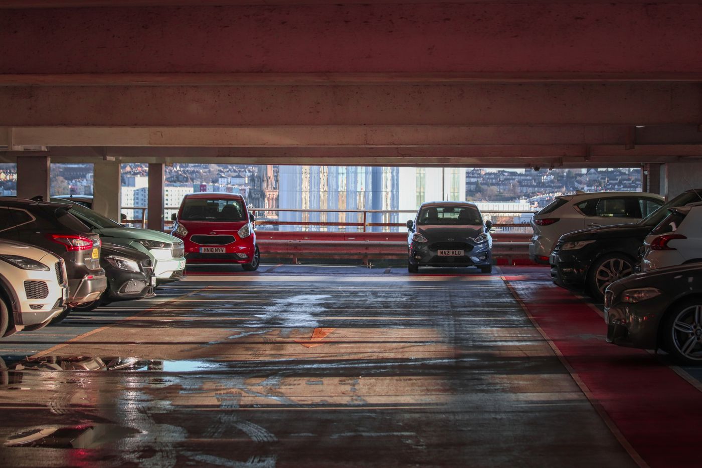 Rangée de voitures sous un abri de parking couvert