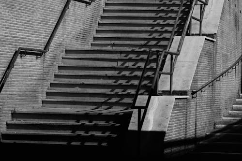 楼梯, 灰階, 腳步 的 免费素材图片