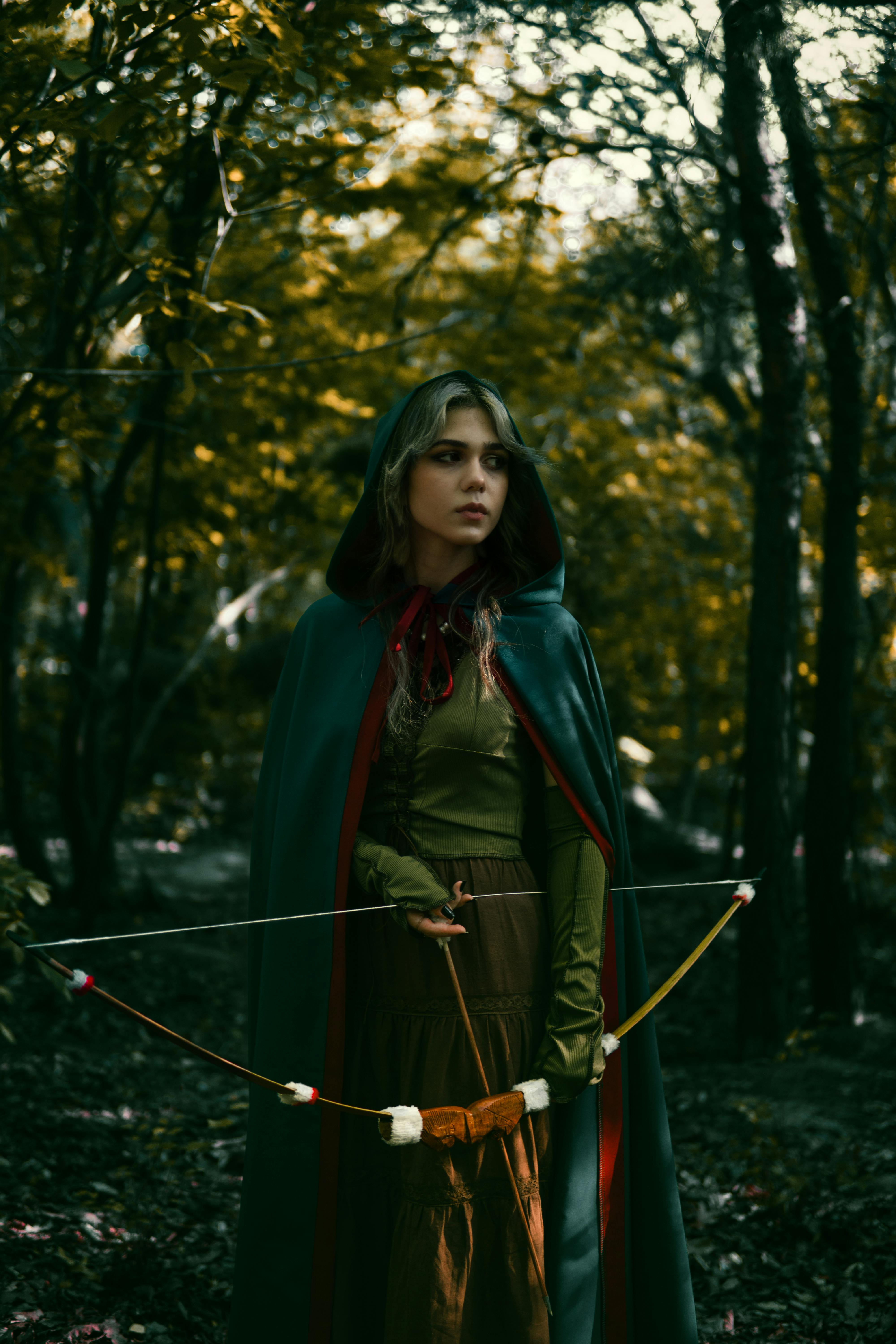 Mujer De Closeup Con Arco Y Flecha Con Disfraz De Flecha De Bosque