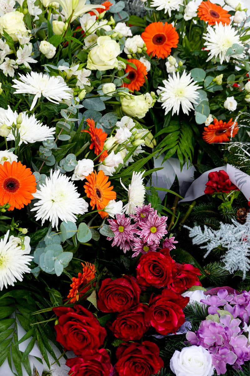 Dichte Blütenfläche aus Gerbera, Chrysanthemen und Rosen