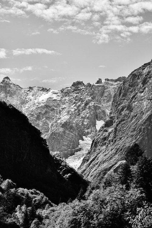 Free Black and white landscape of a majestic mountain range with rugged cliffs. Stock Photo