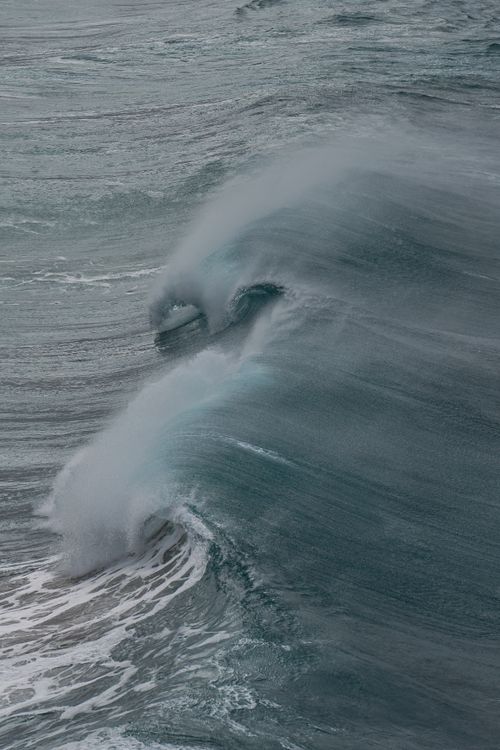 Free Powerful ocean waves captured crashing on the shores of Spain, showcasing nature's raw energy. Stock Photo