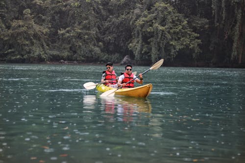 Free ảnh Chụp Hai Người Trên Thuyền Kayak Stock Photo