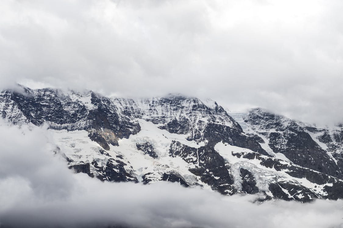 Kostenloses Stock Foto zu berge, bewölkter himmel, bewölkter tag