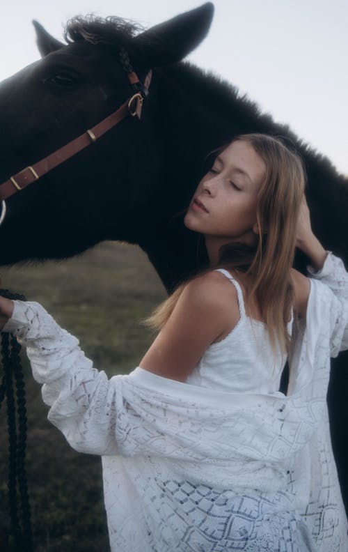 Darmowe zdjęcie z galerii z kobieta, koń, pionowy strzał