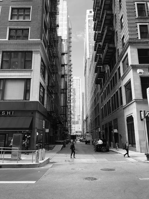 Základová fotografie zdarma na téma černobílý, chůze, exteriér budovy