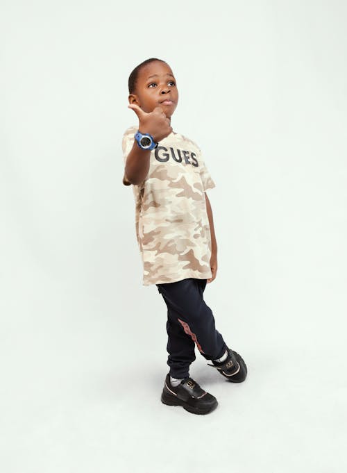 Bezpłatne Darmowe zdjęcie z galerii z chłopak, czarny dzieciak, kciuki w górę Zdjęcie z galerii