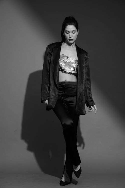Free A fashionable woman poses gracefully in a striking black and white outfit. Stock Photo