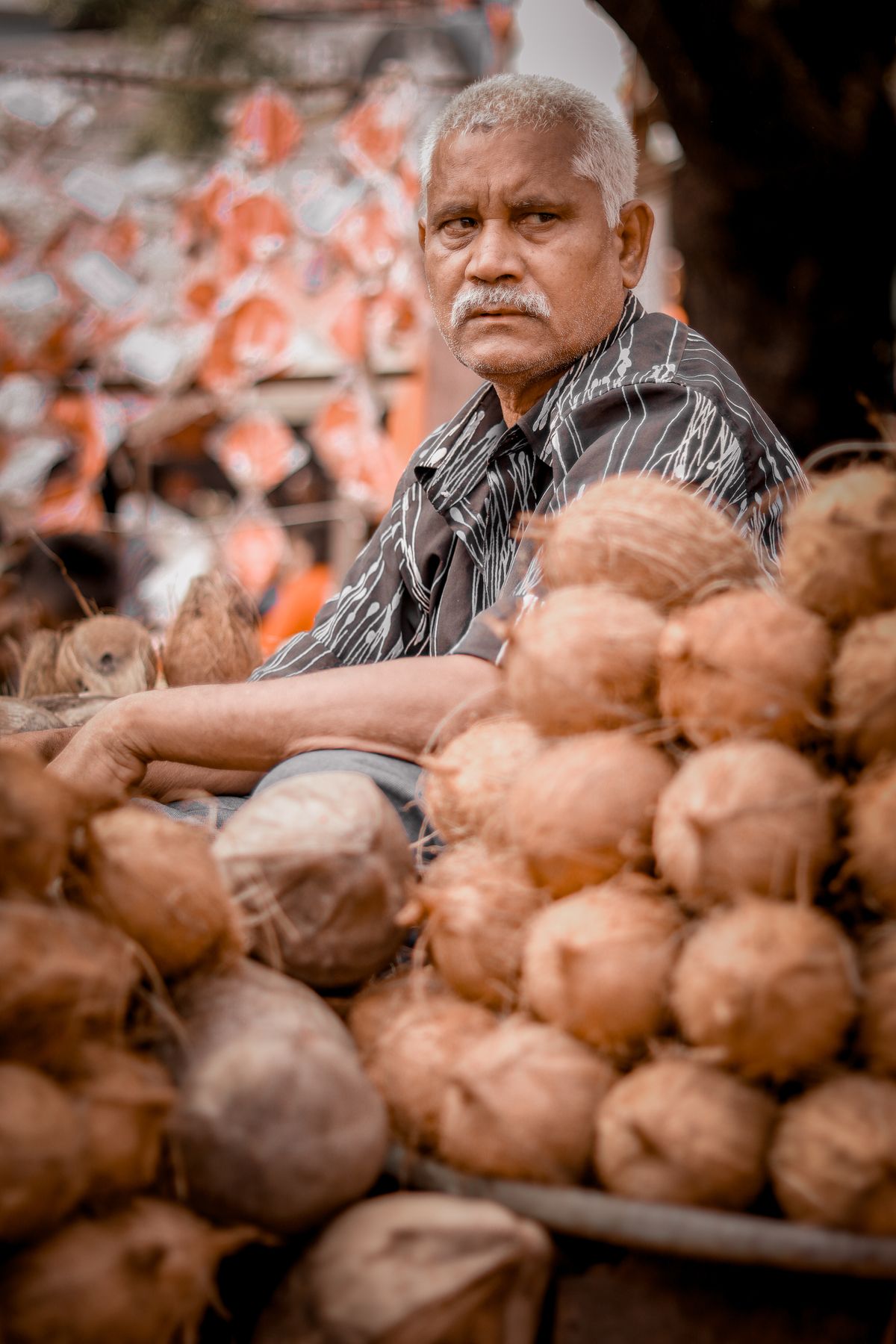 Peniaga berpengalaman di sebalik timbunan kelapa di pasar tempatan