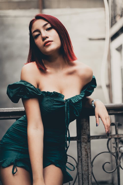 Gratis lagerfoto af farvet rødt hår, grøn, kjole