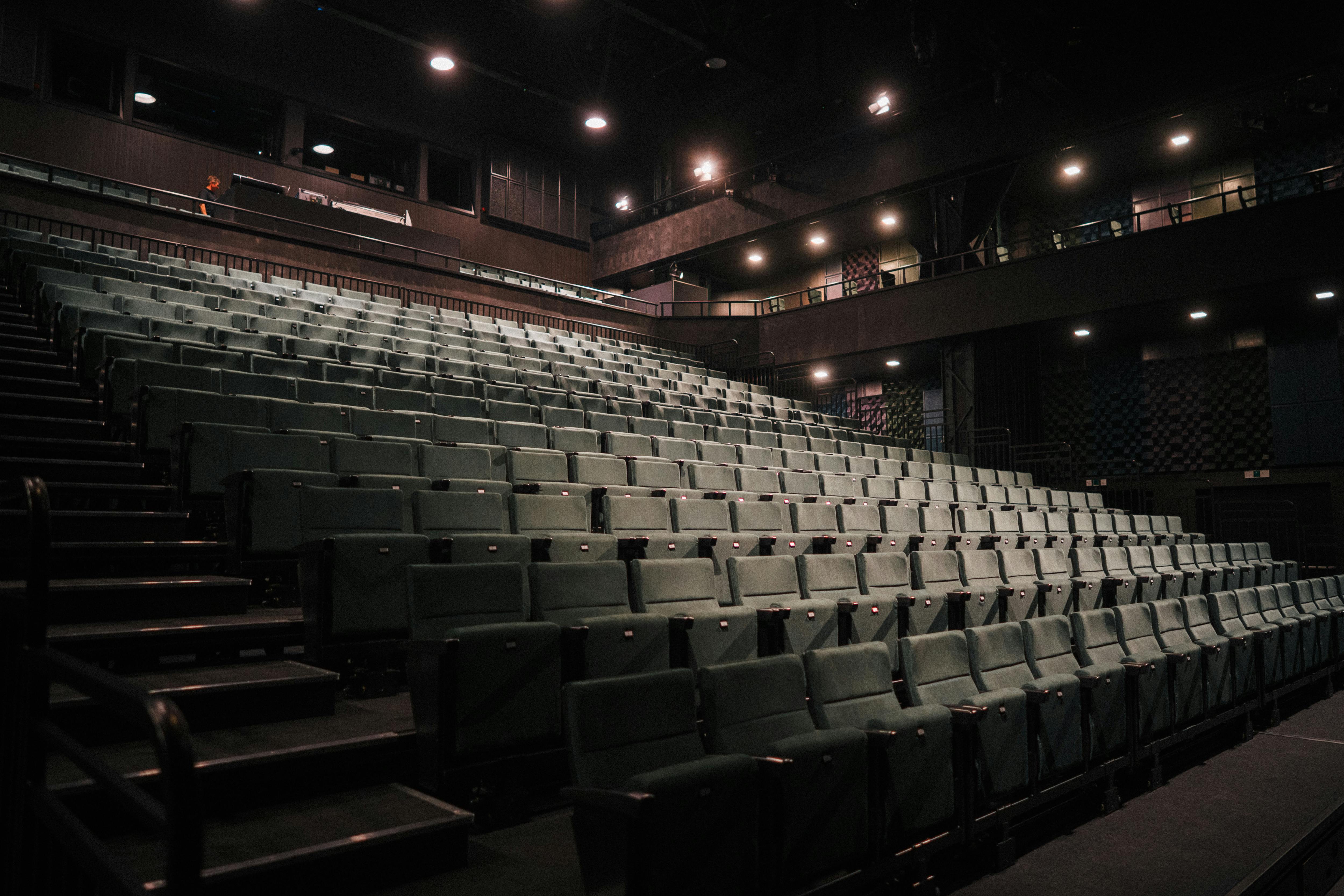 grátis Vista atmosférica de assentos vazios em uma sala de concertos de Budapeste, Hungria. Foto profissional