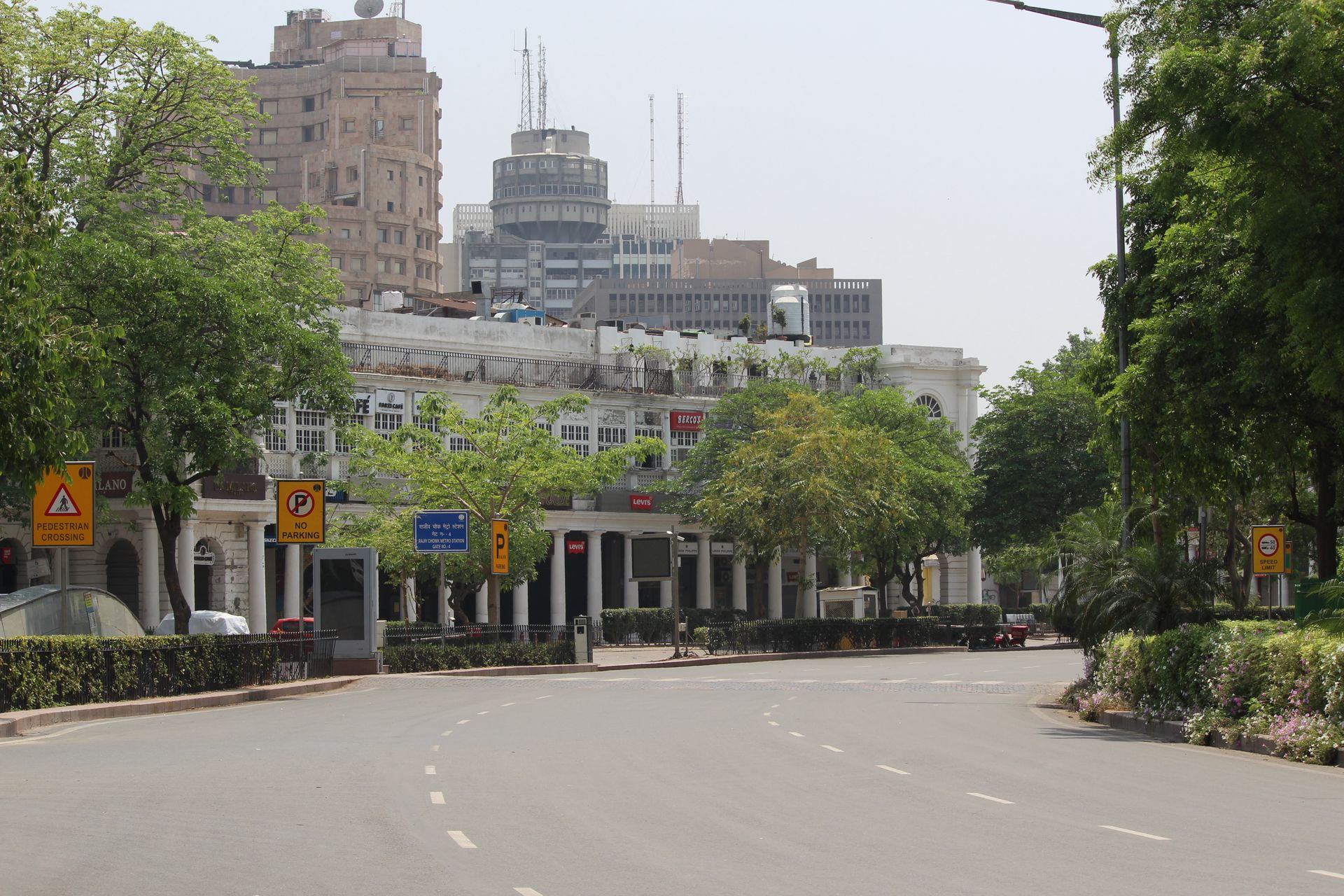 Un edificio de la época colonial en Nueva Delhi a la luz del día