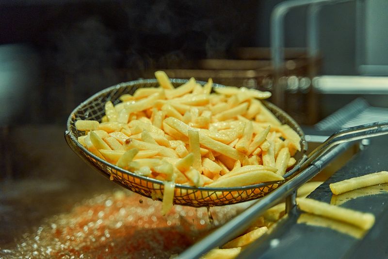 Papas fritas crocantes recién fritas