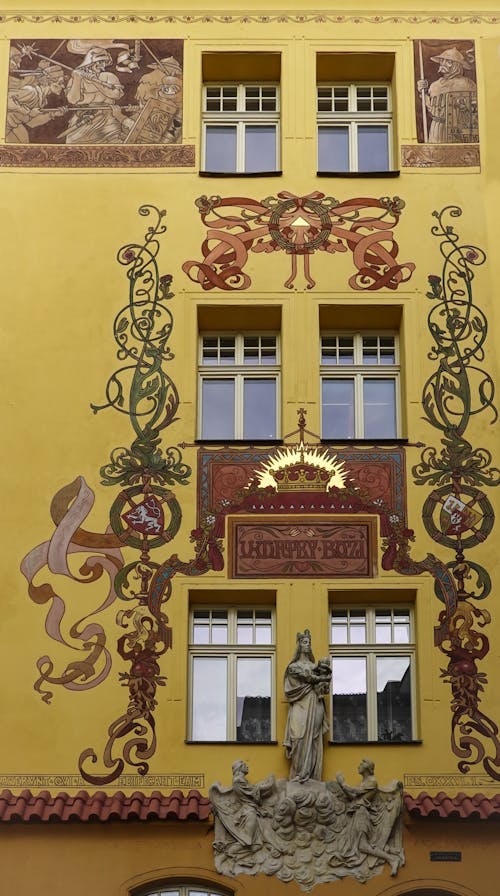 Gratis arkivbilde med bygningens eksteriør, gul vegg, krone