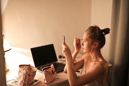 Frau, Die Make Up Aufträgt