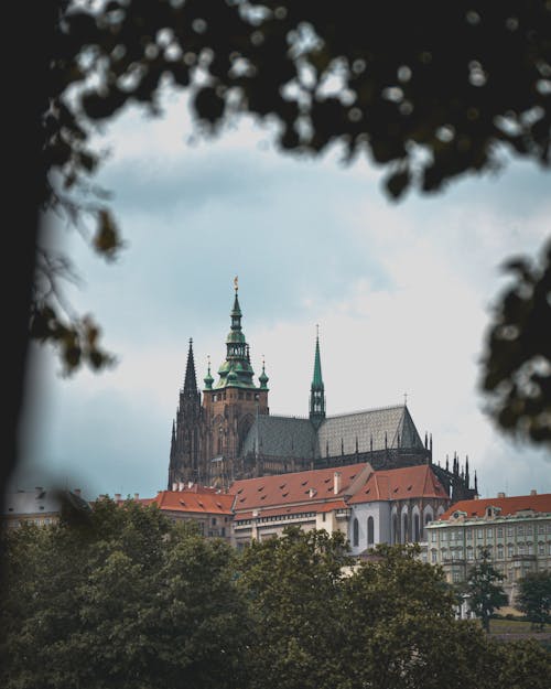 Foto profissional grátis de arquitetura gótica, catedral de são vito, cidade