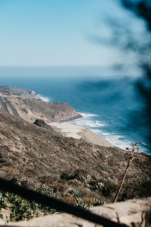 Foto profissional grátis de calmaria, colina, costa