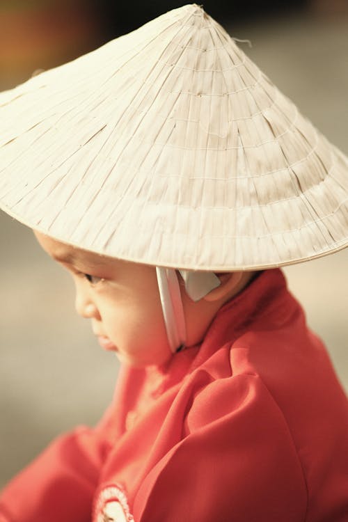 Foto profissional grátis de chapéu cônico asiático, criança, fechar-se